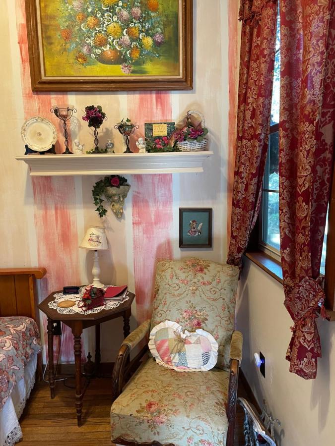 The Victorian Cottage At Creekside Camp & Cabins Marble Falls Exterior foto